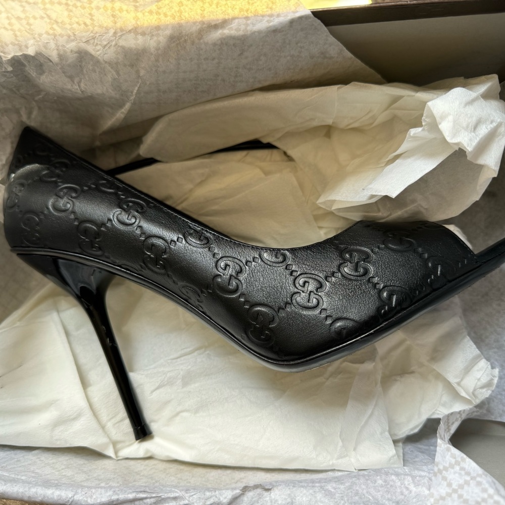 Gucci Aleppo Peep Toe PMP. All Black Size 40(9). Classic peep toe!!